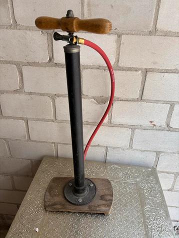 Vintage Fietspomp met Houten Handvat beschikbaar voor biedingen