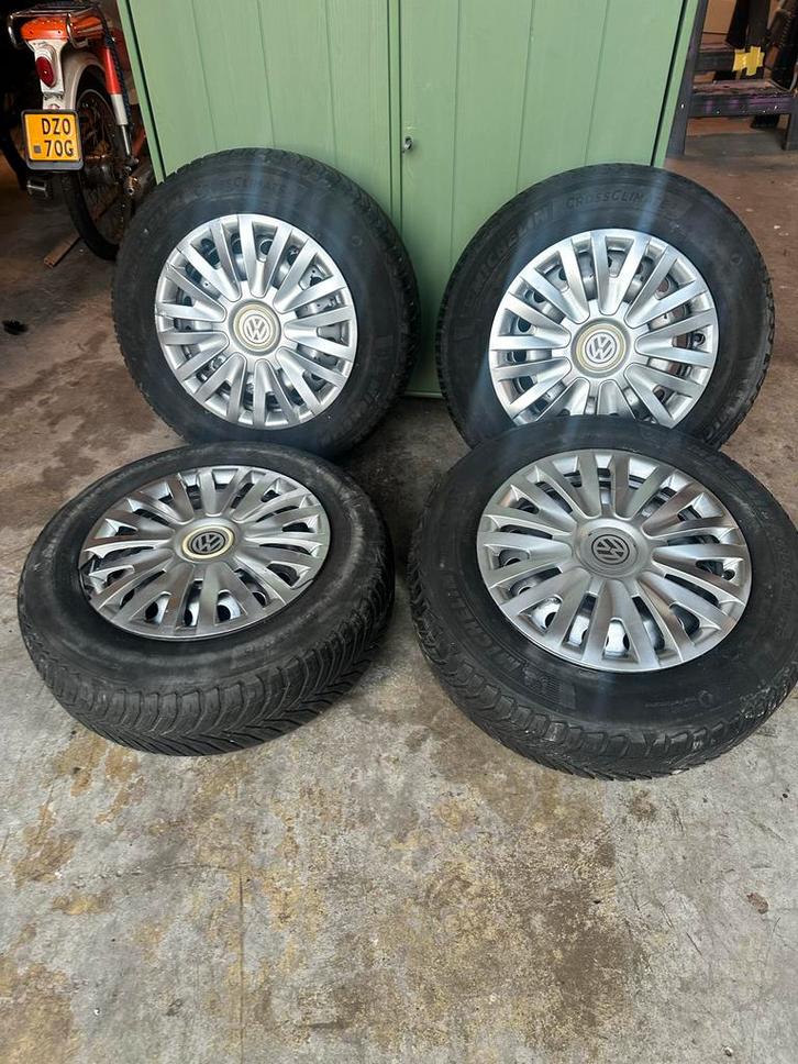 Complete set banden, velgen en wieldoppen, Auto diversen, Wieldoppen, Zo goed als nieuw, Ophalen of Verzenden