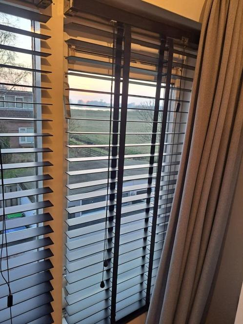 Jaloezieën, hout & mat zwart van de praxis, Huis en Inrichting, Stoffering | Gordijnen en Lamellen, Gebruikt, 150 tot 200 cm, 50 tot 100 cm