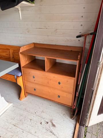 Houten commode met lades en planken beschikbaar voor biedingen