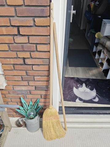 Mooie bezem die vliegt met gratis stok erbij! beschikbaar voor biedingen
