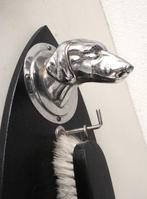 Vintage wandplankje met kledingborstel met metalen hondenkop, Verzamelen, Retro, Ophalen of Verzenden, Huis en Inrichting