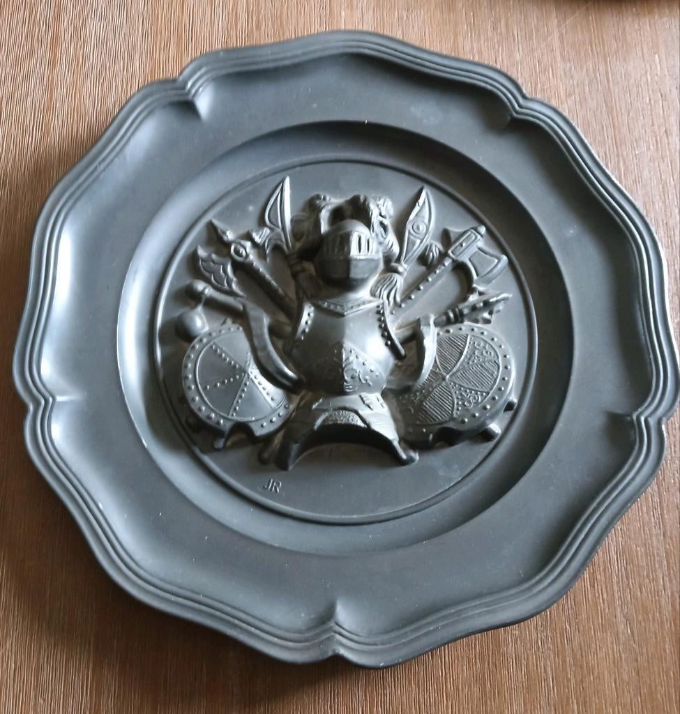 Vintage Tinnen Bord met Harnas Reliëf, Antiek en Kunst, Antiek | Tin, Ophalen of Verzenden