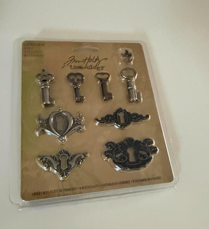 Tim Holtz Idea-ology Locket Keys, Hobby en Vrije tijd, Knutselen, Nieuw, Materiaal, Ophalen of Verzenden