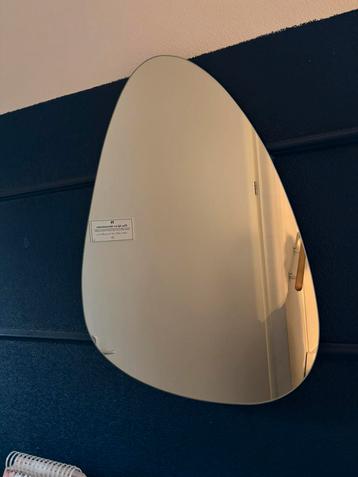 Spiegel beschikbaar voor biedingen