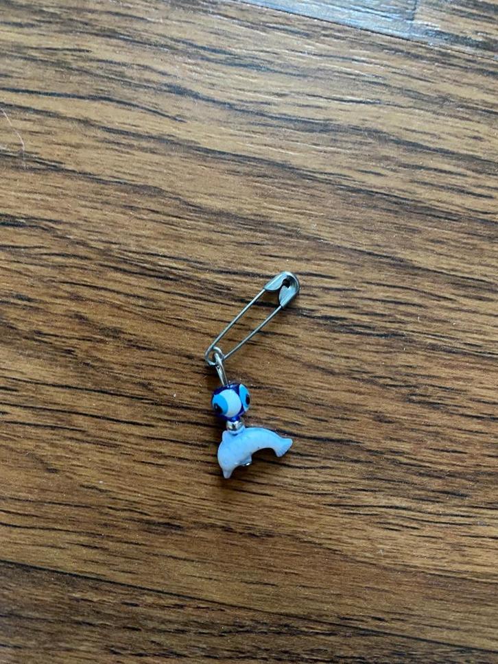 Speldje dolfijn boze oog blauw pin, Verzamelen, Speldjes, Pins en Buttons, Zo goed als nieuw, Speldje of Pin, Dier of Natuur, Ophalen of Verzenden