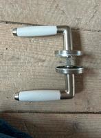 Deurkruk - zilverkleurig met wit handvat - retro - jaren 30, Doe-het-zelf en Verbouw, Hang- en Sluitwerk, Ophalen of Verzenden
