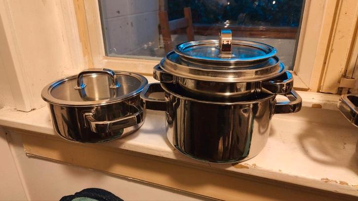 Verschillende kwaliteit pannen SPRING 16-24cm, Huis en Inrichting, Keuken | Potten en Pannen, Nieuw, Pannenset, Rvs, Inductieplaat