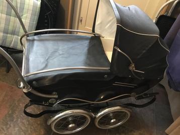 Vintage retro kinderwagen, beschikbaar voor biedingen