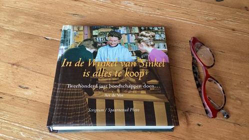 IN DE WINKEL VAN SINKEL IS ALLES TE KOOP - Art de Vos (zgan), Boeken, Overige Boeken, Zo goed als nieuw, Ophalen of Verzenden