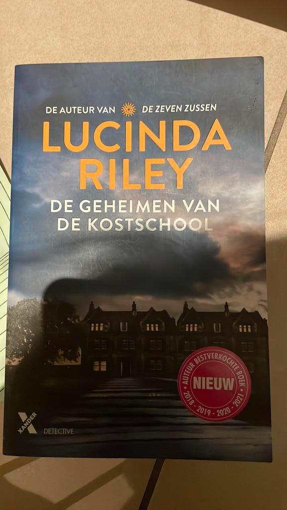 Lucinda Riley - De geheimen van de kostschool, Boeken, Literatuur, Zo goed als nieuw, Ophalen of Verzenden