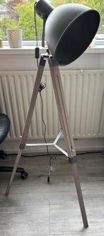 Industriële staande lamp met houten onderstel, Ophalen of Verzenden, Zo goed als nieuw