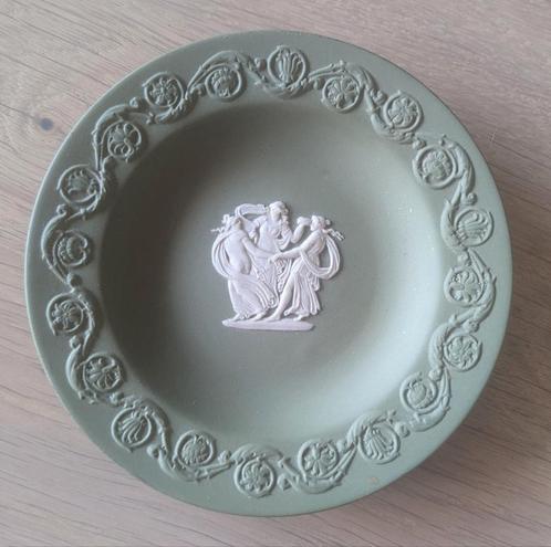 Vintage Wedgwood Sage Green Jasperware "Three Graces", Verzamelen, Porselein, Kristal en Bestek, Zo goed als nieuw, Kop en/of schotel