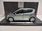 Mercedes Benz A klasse 4drs blue metallic Maisto 1:18 KRD, Hobby en Vrije tijd, Modelauto's | 1:18, Ophalen of Verzenden, Zo goed als nieuw