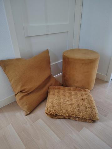 Okergele poef en accessoires  beschikbaar voor biedingen