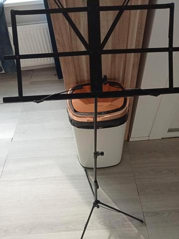 Inox standaard in en uitklapbaar. beschikbaar voor biedingen
