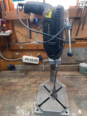 Tekoop boor standaard  beschikbaar voor biedingen