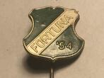 Metalen FORTUNA '54 VOETBALCLUB Speld (Groen/Wit/Metaalkl.)., Verzenden, Zo goed als nieuw, Sport, Speldje of Pin