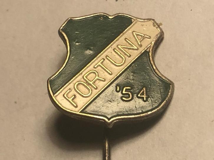 Metalen FORTUNA '54 VOETBALCLUB Speld (Groen/Wit/Metaalkl.)., Verzamelen, Speldjes, Pins en Buttons, Zo goed als nieuw, Speldje of Pin