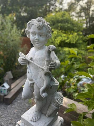 Tuinbeeld cupido op sokkel beschikbaar voor biedingen