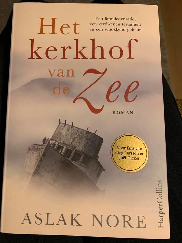 Het kerkhof van de zee - Aslak Nore, Boeken, Romans, Zo goed als nieuw, Nederland, Ophalen of Verzenden