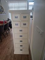 Houten witte ladekast, Ophalen