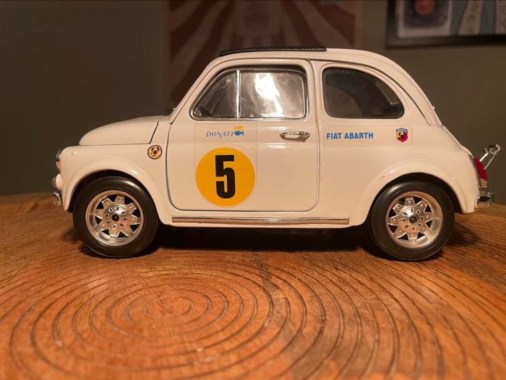 Fiat 500 Abarth Burago schaalmodel 1/16 wit met strepen, Hobby en Vrije tijd, Modelauto's | Overige schalen, Gebruikt, Auto, Ophalen