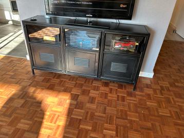 Stalen Kast met Industrieel Design beschikbaar voor biedingen