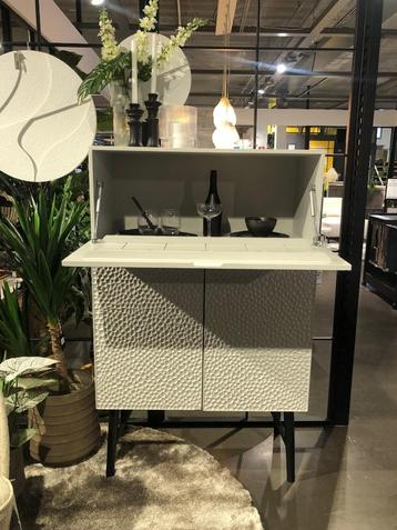 SHOWMODEL BEPUREHOME DRANKKAST CARVED beschikbaar voor biedingen