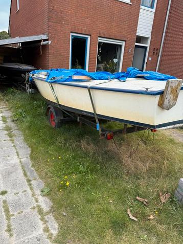 2 boten met 3 motoren en toebehoren beschikbaar voor biedingen