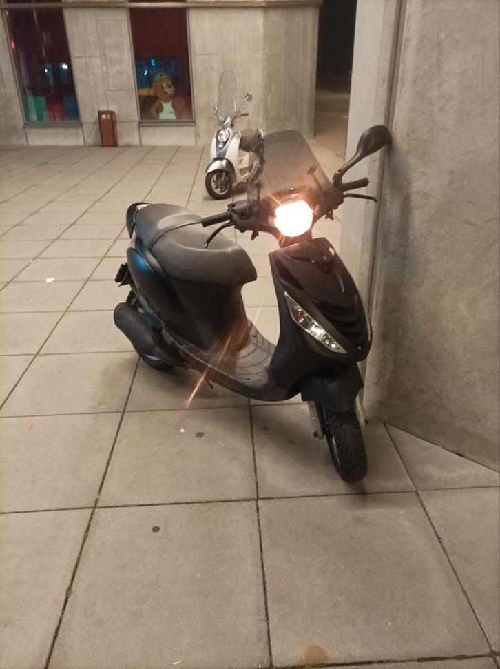 Zip 2000/sp 172 dd dg brom, Fietsen en Brommers, Scooters | Piaggio, Zo goed als nieuw, Zip, Tweetakt, Ophalen of Verzenden