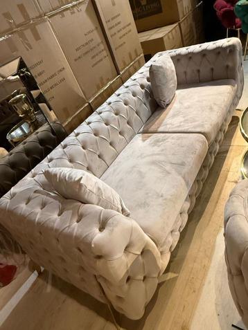 Beige 3-Zitsbank met Gouden Pootjes – Stijlvol & Comfortabel beschikbaar voor biedingen