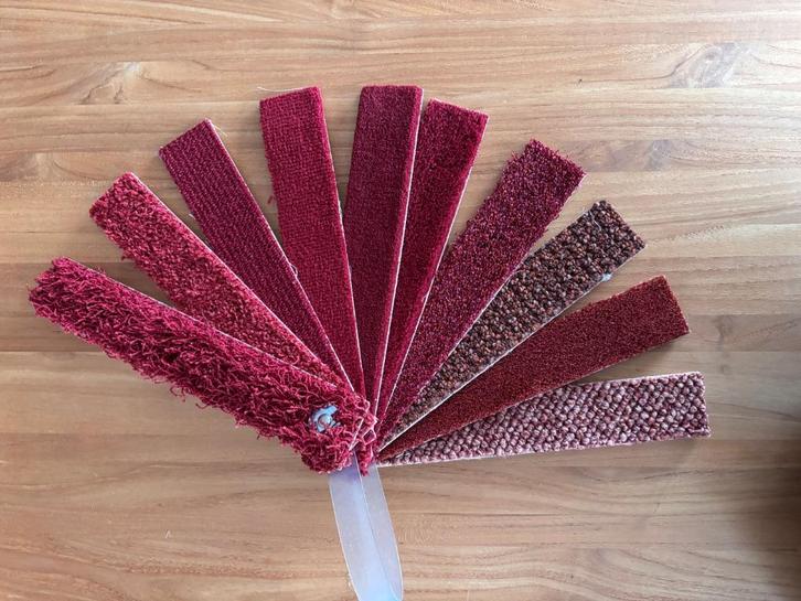 Bunch met staaltjes tapijt vloerbedekking - rood (2), Huis en Inrichting, Stoffering | Tapijten en Kleden, Zo goed als nieuw, Minder dan 50 cm