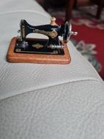 bodo hennig miniaturen naaimachine tafel model werkende, Verzamelen, Poppenhuizen en Toebehoren, Nieuw, Poppenhuis, Ophalen of Verzenden