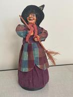 D076 Halloween Oude pop Heks met bezem, Verzamelen, Poppen, Ophalen of Verzenden, Gebruikt, Pop