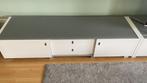 Modern TV meubel, wit, Ophalen, 150 tot 200 cm, Glas, Zo goed als nieuw