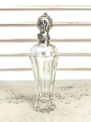 Antieke parfumfles met zilveren dop 11 cm beschikbaar voor biedingen