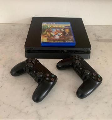 Playstation 4 inclusief twee contollers en spel beschikbaar voor biedingen
