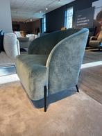 PROMINENT ALKMAAR. Blauwe Suede Bijzetfauteuil, Huis en Inrichting, Fauteuils, Design, 75 tot 100 cm, Ophalen of Verzenden, Zo goed als nieuw