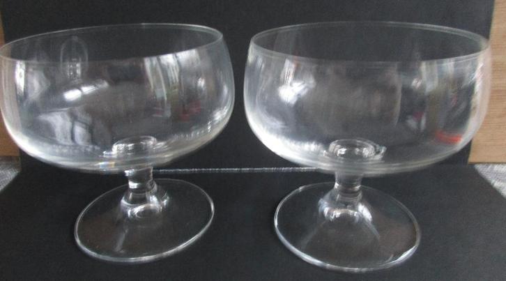 2 ijscoupes glas op voet - 9,5 x 9,5 cm - samen 2,00, Verzamelen, Glas en Borrelglaasjes, Zo goed als nieuw, Overige typen, Ophalen of Verzenden