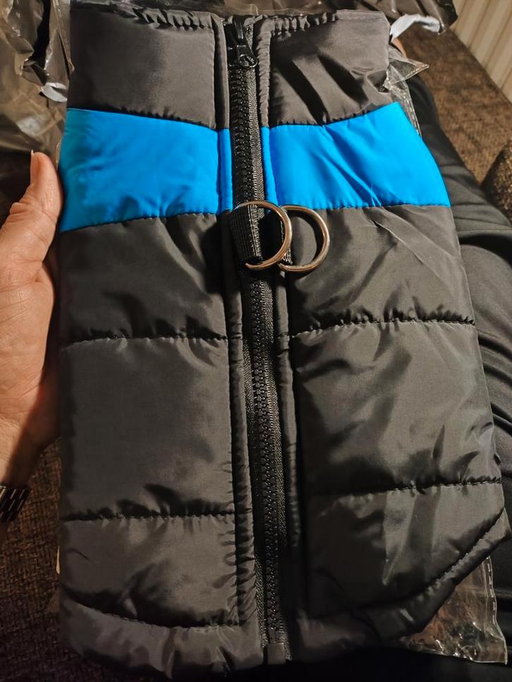 Splinternieuw jasje voor een kleine hond. Maat M., Dieren en Toebehoren, Hondenkleding, Nieuw, Hondenjas, Ophalen of Verzenden