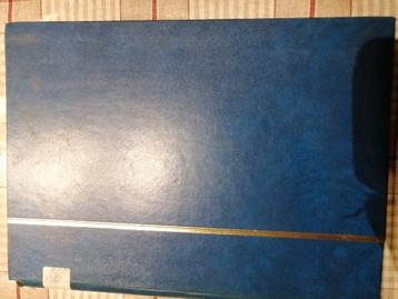 Blauw album vol met kinderzegel velletjes beschikbaar voor biedingen