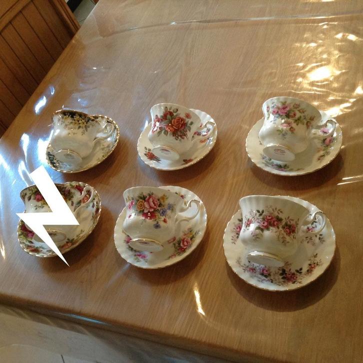 KOPJES & SCHOTELS Royal Albert ( Heren ) 2, Huis en Inrichting, Keuken | Servies, Zo goed als nieuw, Kop(pen) en/of Schotel(s)