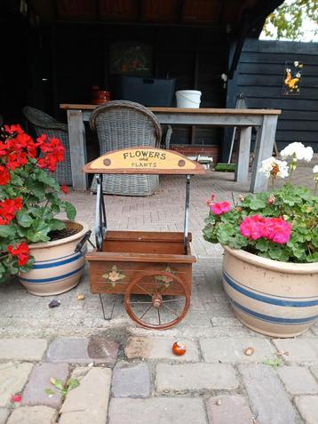 Oud uniek bloemenstalletje beschikbaar voor biedingen