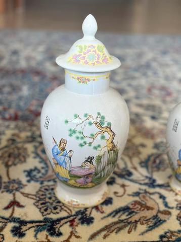 Vintage Chinese Vaas met Deksel beschikbaar voor biedingen
