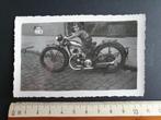 Foto Photo ( 7 x 11 cm) Kind op Brommer Motor Moto Motorrad, Verzamelen, Ophalen of Verzenden, Foto, Zo goed als nieuw, Voor 1940