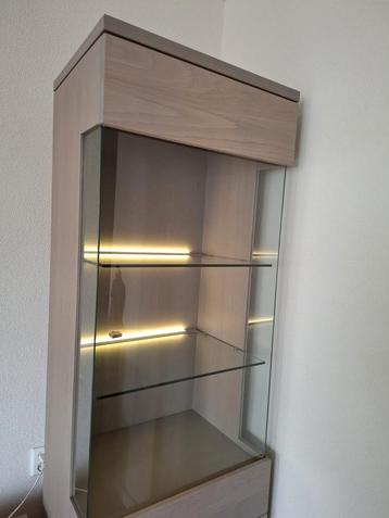 Mooi blank houten vitrinekastje, evt met tv kastje!  beschikbaar voor biedingen