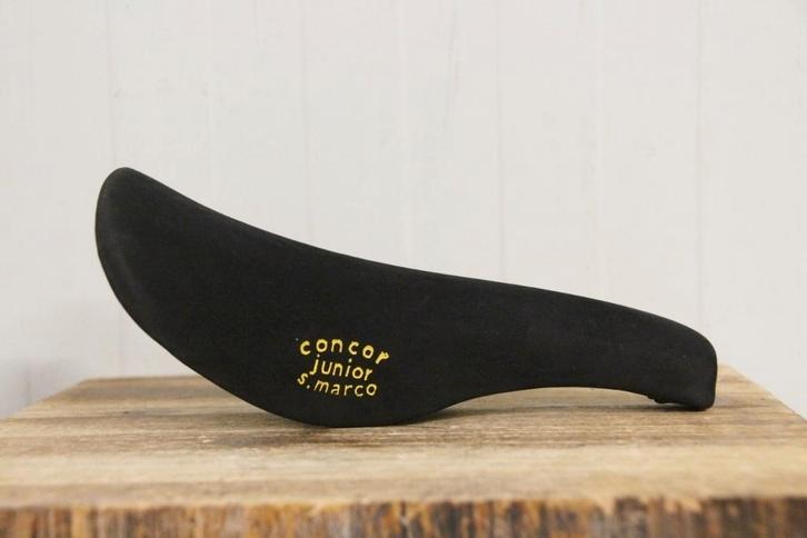 ~ NOS ~ San Marco CONCOR suéde kinder zadel race zwart, Fietsen en Brommers, Fietsonderdelen, Nieuw, Racefiets, Zadel, Ophalen of Verzenden