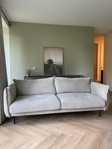 Nette beige bank te koop beschikbaar voor biedingen