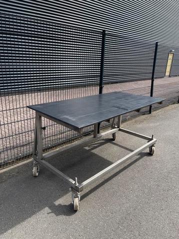 Rvs werktafel met kunststoffenblad beschikbaar voor biedingen